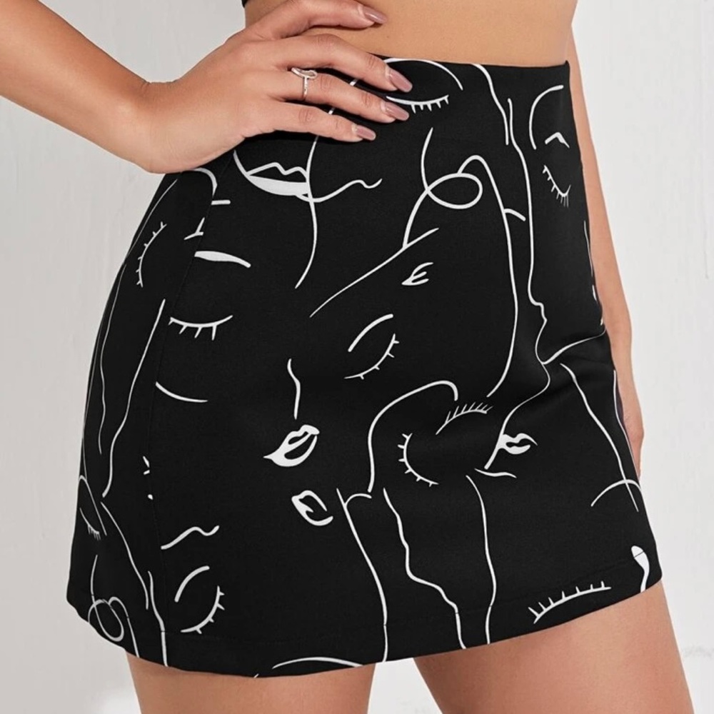Figure Graphic Mini Skirt